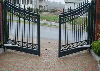 Çift kanatlı otomatik bahçe kapısı